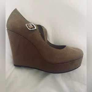 Tan women’s wedges